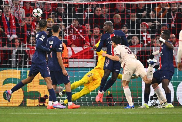 Bayern-Verteidiger Minjae Kim (r) köpft sein erstes Champions-League-Tor. - © Tom Weller/dpa