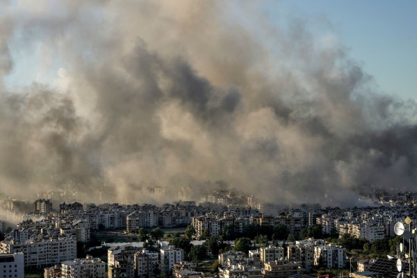 Vor der für den Abend erwarteten Waffenruhe flog Israel noch schwere Angriffe auf den Libanon. - © Bilal Hussein/AP