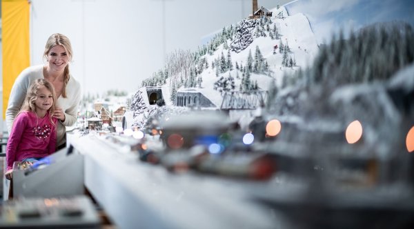 Winterzauber-Idylle: So eine puderzuckrige Modellbahnanlage weckt nostalgische Weihnachtsgefühle, klar - aber ist eine Modellbahn auch heute für Kinder sinnvoll? - © Fabian Strauch/dpa/dpa-tmn