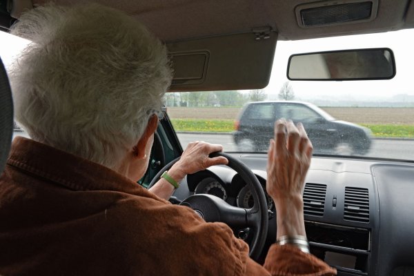 Bei älteren Autofahrern gibt es oft andere Unfallursachen als bei jüngeren. (Symbolbild) - © Felix Kästle/dpa