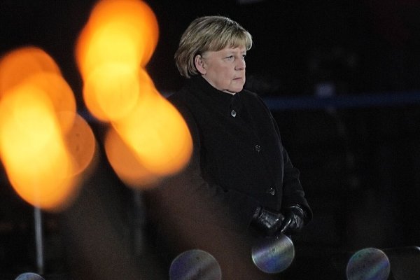 Die Bundeswehr verabschiedet Angela Merkel nach 16 Jahren als Kanzlerin. - © Michael Kappeler/dpa