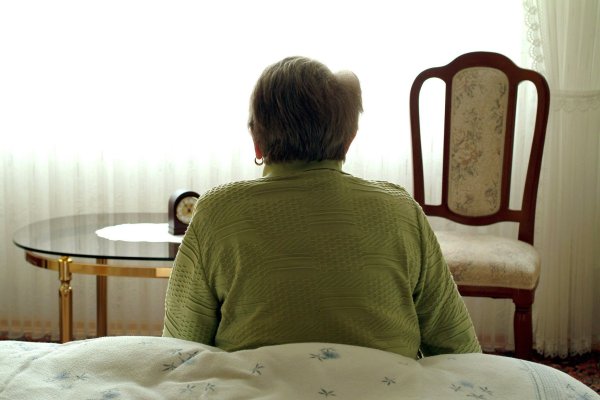 Morgens immer fürchterlich müde: Viele Ältere können beim Thema Schlafstörungen mitreden. - © Heiko Wolfraum/dpa/dpa-tmn