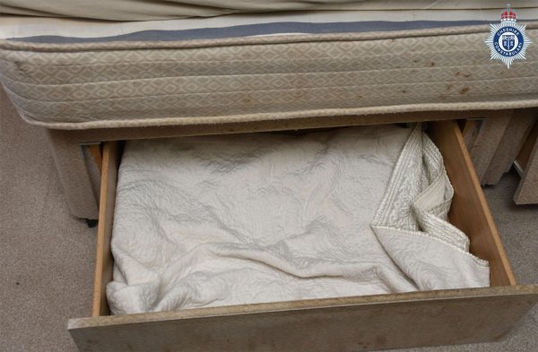 Die undatiere Aufnahme, von der Polizei von Cheshire veröffentlicht, zeigt die Schublade, in der das Kleinkind unter dem Bett seiner Mutter leben musste. - © Cheshire Constabulary/PA Media/dpa