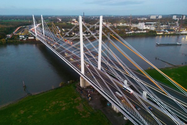 Die erste Hälfte der A40-Brücke in Duisburg wurde vor einem Jahr freigegeben. - © Christoph Reichwein/dpa