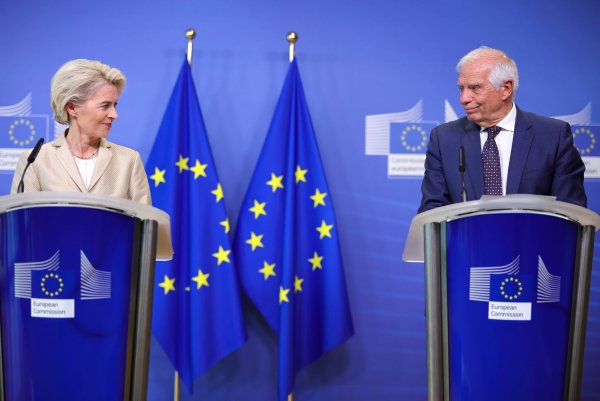 Freuen sich über die Nachrichten aus dem Nahen Osten: Ursula von der Leyen und Josep Borrell. (Archivbild) - © Olivier Matthys/AP/dpa