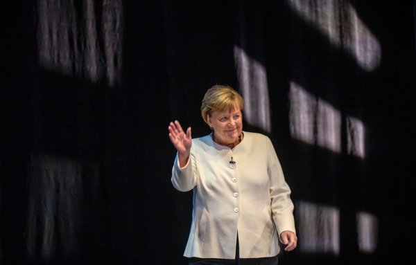 Die frühere Bundeskanzlerin Angela Merkel gibt sich bei der Vorstellung ihrer Memoiren schlagfertig und ein wenig selbstkritisch. - © Michael Kappeler/dpa