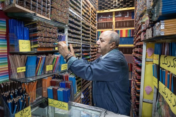 Für Mohammed Rafi ist der Verkauf von Buntstiften eine echte Leidenschaft. - © Arne Bänsch/dpa