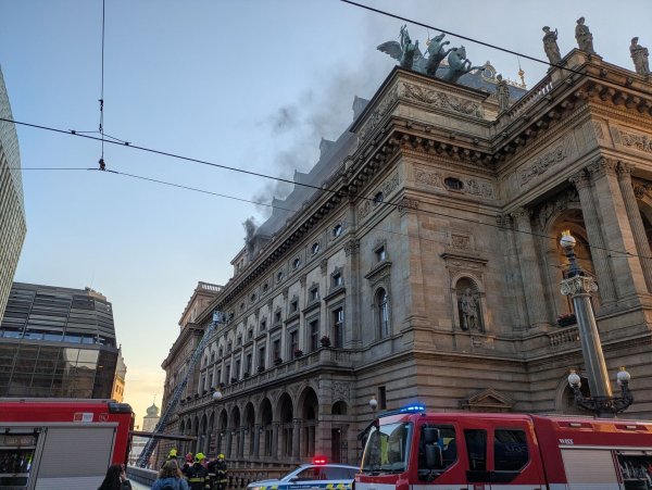 Rauch steigt während eines Brands im Gebäude des Nationaltheaters in Prag auf. - © Du?ek Tomá?/CTK/dpa