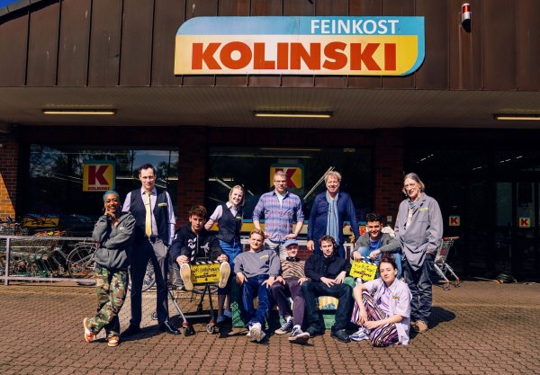 Der «Kolinski»-Supermarkt öffnet (vorerst) zum letzten Mal auf Amazon Prime Video. - © Dennis Dirk/Amazon Prime Video/dpa