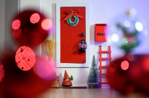 Eine Zaubertür für den Wichtel: Anfang Dezember ziehen in Häuser mit Kindern die Helfer vom Weihnachtsmann ein. - © Hendrik Schmidt/dpa