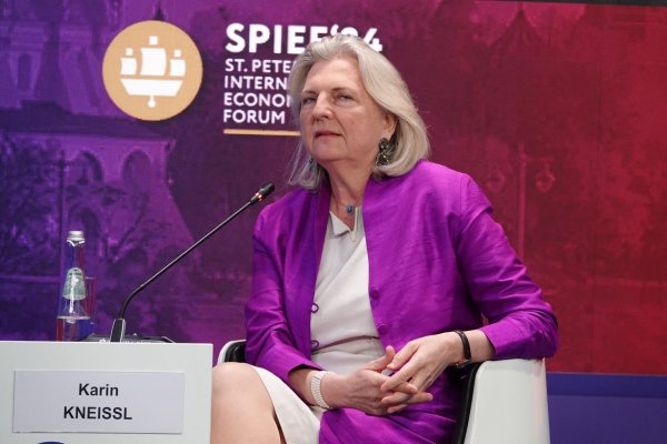 Karin Kneissl ist einer der wenigen gern gesehenen Gäste aus dem Westen auf russischen Politikveranstaltungen - wie hier beim Internationalen Wirtschaftsforum in St. Petersburg. (Archivbild) - © Ulf Mauder/dpa