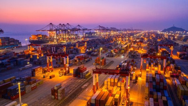 Containerhafen in Shanghai: Deutschland und die EU sind über Trumps Ankündigung besorgt, China warnt vor einem Handelskrieg. - © Xu Haixin/Imaginechina via ZUMA Press/dpa