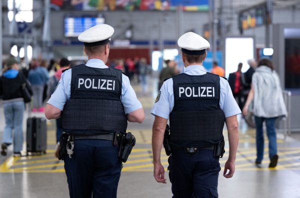 Bundespolizisten entdecken hilflose 17-Jährige, der Diebe das Handy gestohlen haben. (Symbolbild) - © Sven Hoppe/dpa