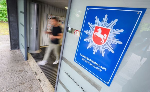 Die Ermittler rücken zu Durchsuchungen in Berlin und Frankfurt an - bei einer «unverdächtigen Person». (Symbolbild) - © Julian Stratenschulte/dpa