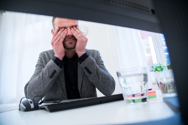 Langes Arbeiten am Bildschirm kann das Computer Vision Syndrom verursachen, mit Symptomen wie Augenbrennen und Kopfschmerzen. - © Christin Klose/dpa-tmn