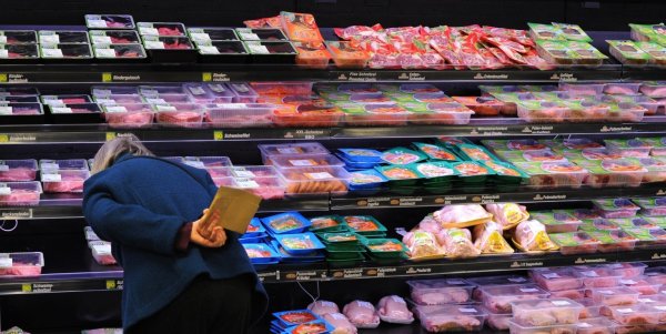 Fleischregal eines Edeka-Marktes - © Foto: Julian Stratenschulte