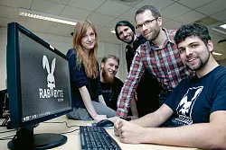 Franzi Schloots, Lutz G&ouml;dde, Christian G&uuml;nter, Volker Spaarmann und Thomas Vo&szlig; (v. l.) von der F&uuml;hrungsmannschaft des Paderborner Gameslab arbeiten unter dem Namen "Rabbytes" st&auml;ndig an neuen Spielen. - &copy; FOTO: FELIX EISELE
