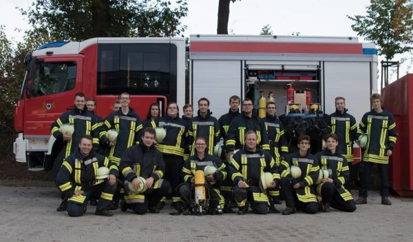18 Nachwuchskräfte der Feuerwehren Lemgo und Kalletal haben den Lehrgang zum Atemschutzgeräteträger erfogreich abgeschlossen. - © Feuerwehr Lemgo