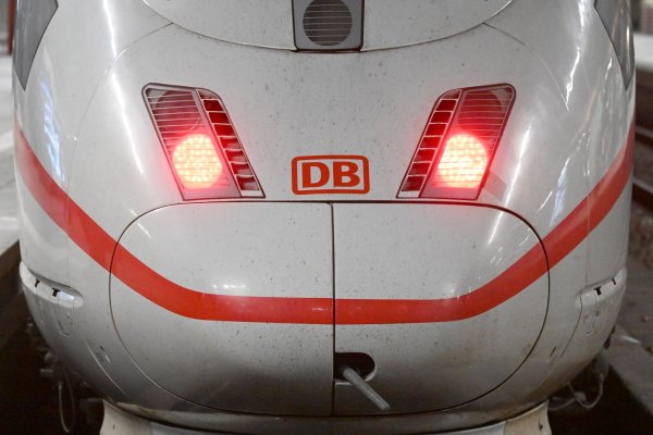 Die Bahn hat auf der ICE-Strecke zwischen München und Berlin eine weitere Engstelle beseitigt. (Symbolbild) - © Felix Hörhager/dpa