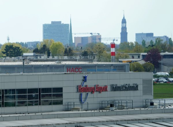 Am Airport Hamburg war es wegen eines Kerosin-Lieferengpasses zu Verspätungen und Flugausfällen gekommen. (Archivbild) - © Marcus Brandt/dpa