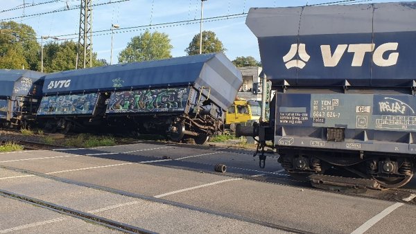In Emmerich ist der Waggon eines Güterzuges von den Schienen gesprungen. - © Guido Schulmann/dpa