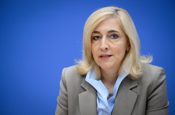 Zerstreut Sorgen über die Versorgung mit Medikamenten: Ministerin Warken. - © Bernd von Jutrczenka/dpa