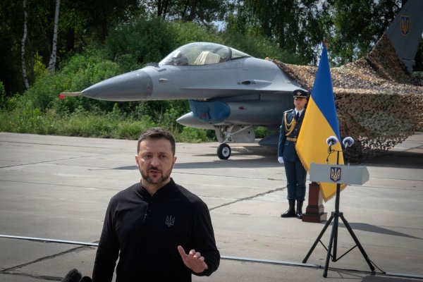 Der ukrainische Präsident Wolodymyr Selenskyj hat Waffenexporte zur Finanzierung der eigenen Rüstungsindustrie angekündigt. (Archivbild) - © Efrem Lukatsky/AP/dpa