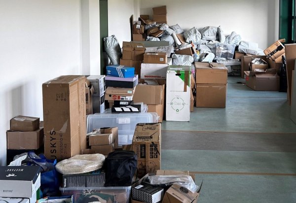 Ein Teil der mehr als 1.000 gestohlenen Pakete liegt in einem Lagerraum im Kreis Olpe. - © Polizei Hagen/dpa