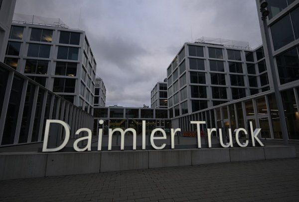 Daimler Truck hat eine Partnerschaft mit einem US-Rüstungsunternehmen vereinbart. (Archivbild) - © Bernd Weißbrod/dpa