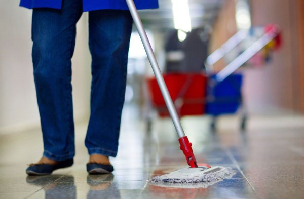 In der Gebäudereinigung liegt bei der Einhaltung von Beschäftigungsstandards einiges im Argen, wie eine staatliche Kontrolle ergeben hat. (Symbolbild) - © picture alliance / Jens Büttner/dpa-Zentralbild/dpa