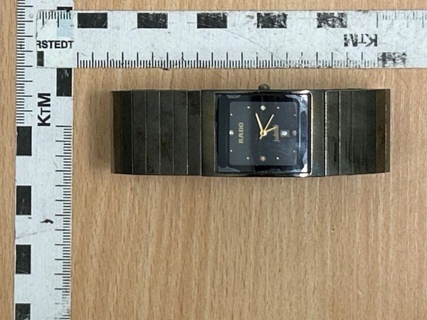 Zehn Jahre war sie verschwunden, nun hat die Polizei die gestohlene Uhr eines 81-Jährigen wiedergefunden. - © Polizei Oberhausen/dpa