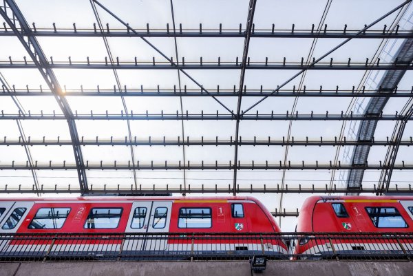 Eine neue Gesellschaft soll den Schienennahverkehr in NRW neu organisieren. (Symbolbild) - © Rolf Vennenbernd/dpa