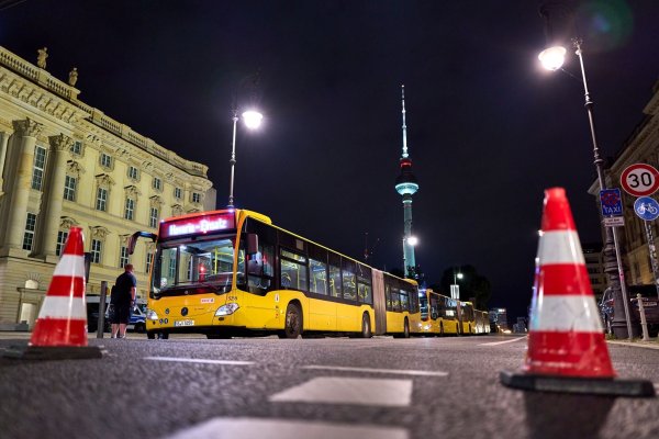 Tausende Menschen in Berlin-Mitte haben am späten Abend ihre Wohnungen wegen eines Kriegsmunitions-Funds in der Spree verlassen müssen. - © Michael Ukas/dpa
