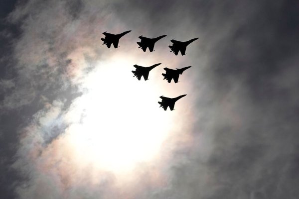Polen meldet russische Kampfjets über einer Ölplattform in der Ostsee. (Archivbild) - © Dmitri Lovetsky/AP/dpa