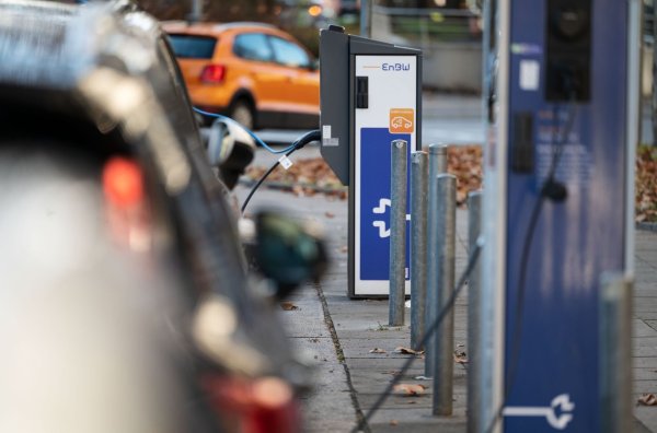 Fast jede zweite Kommune in Deutschland bietet keine öffentlich zugänglichen Ladestationen für E-Autos. (Symbolbild) - © Marijan Murat/dpa