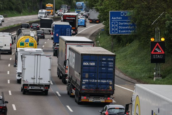 Autobahn-Projekten in NRW drohen Finanzierungslücken. (Archivbild) - © Oliver Berg/dpa