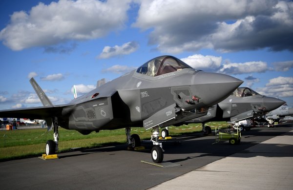 Laut Nato haben italienische Kampfpiloten die russischen Flugzeuge mit Jets vom Typ F-35 abgefangen. (Archivbild) - © Britta Pedersen/dpa-Zentralbild/dpa