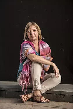 Mit Faible für schöne Stoffe: Ulrike Güse. - © Larry Cardenes