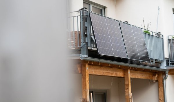 Eine Balkonsolaranlage hängt an einem Wohnhaus. Der Online-Händler Bosswerk, der über seinen Webshop solche Produkte verkauft hat, ist insolvent. (Archivbild) - © Philipp Schulze/dpa