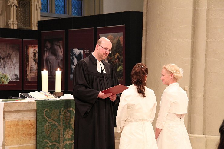 Vor dem Altar: Der Lemgoer Pastor Matthias Altevogt spricht 2014 den Segen für Rabea und Sarah Einhorn (von links). - © Archivfoto: Katharina Pavlustyk