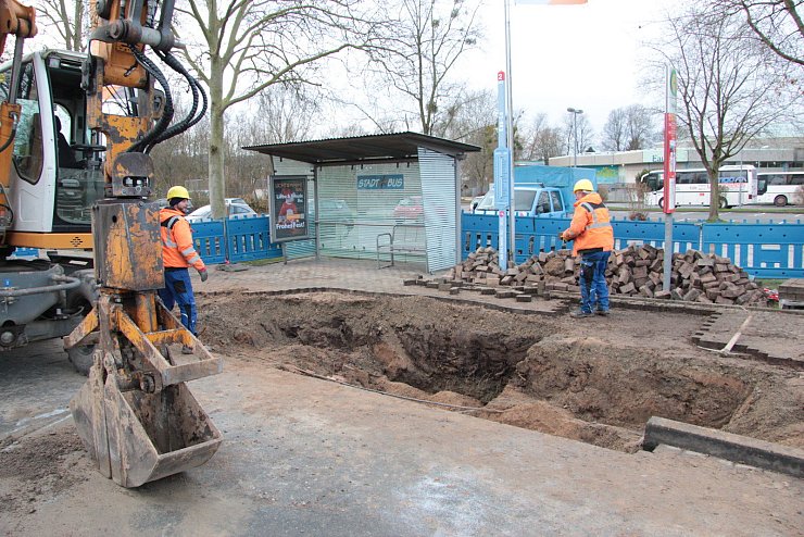 Lars Moshage (links) und Alexander Habarov von der Firma Runte arbeiten am Wasserrohr in der Pagenhelle. Direkt vorm Freizeitbad Eau-Le war dies am Sonntag geplatzt und hat einen Teil der Straße unterspült. - © Carolin Brokmann-Förster