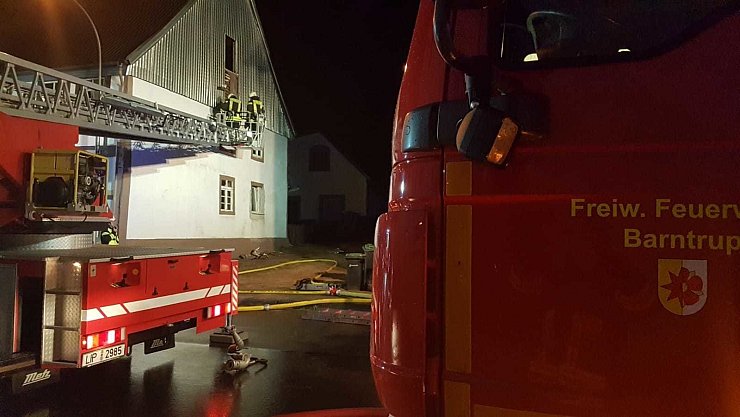 Die Freiwillige Feuerwehr Barntrup ist am Sonntagabend zu einem Brand in Alverdissen ausgerückt. - © Jörg Mengedoht/Feuerwehr Barntrup