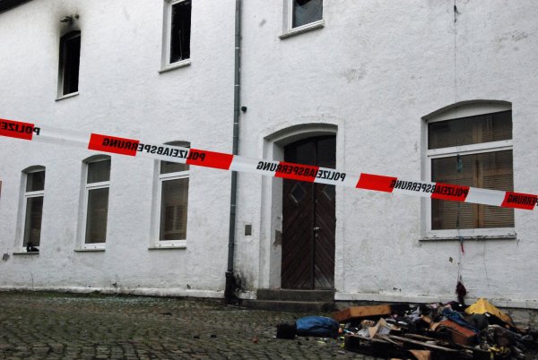 Der Staatsschutz ermittelt nach dem Feuer in dem Gebäude in Alverdissen. - © Glandien