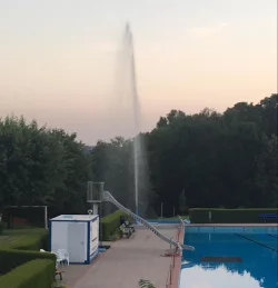 Wasser schie&szlig;t im Freibad B&ouml;singfeld-Asmissen in die H&ouml;he. - &copy; Marcus Riesmeier