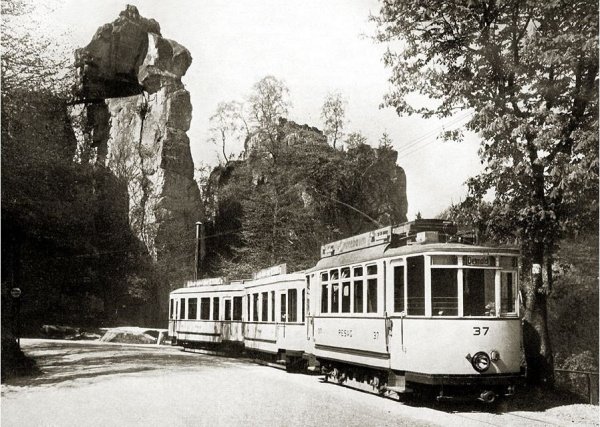 Ein ganz besonderer Anblick: Diese historische Aufnahme zeigt die Straßenbahn an den Externsteinen auf dem Weg nach Detmold. - © Sammlung: Herbert Penke