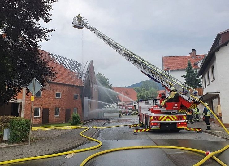 Das Wohnhaus konnte gerettet werden. - © Feuerwehr Lügde