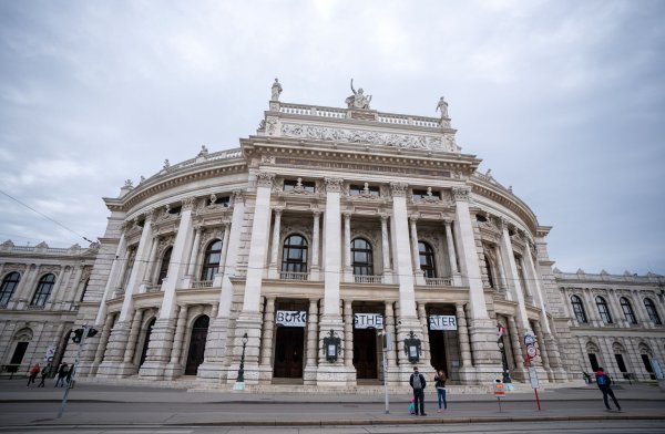 Blick auf das Burgtheater. - © Georg Hochmuth/APA/dpa/Archivbild