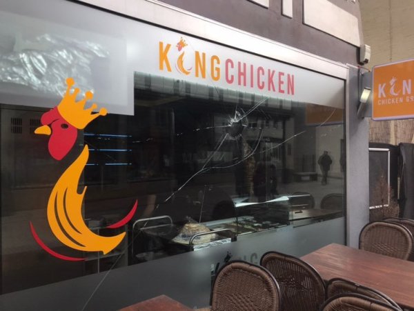 Unbekannte haben Steine auf das Grillrestaurant an der Osterstraße geworfen. - © Ibrahim Chaer