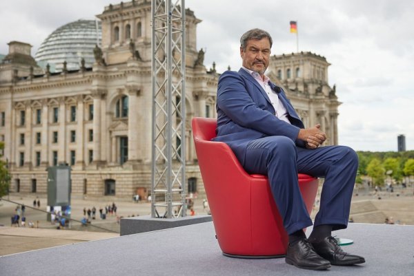 Bayerns Ministerpräsident Markus Söder (CSU) will nach dem Anschlag von Solingen schnellere Abschiebungen von abgelehnten Asylbewerbern. - © Joerg Carstensen/dpa