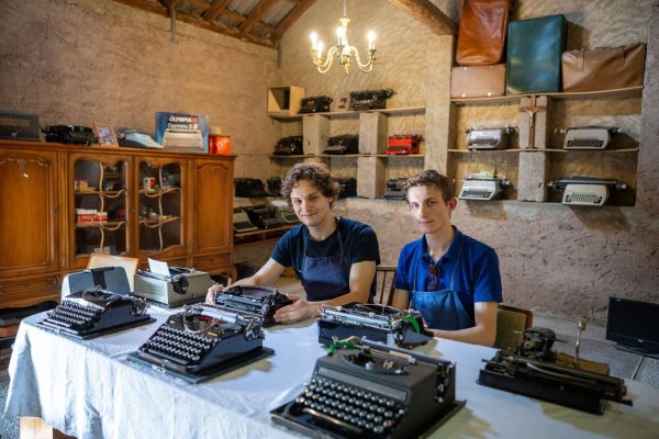 Sie nutzen Schreibmaschinen heute für besondere Korrespondenz - © Harald Tittel/dpa